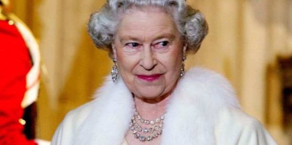عجوز العام ».. الملكة إليزابيث الثانية ترفض اللقب »