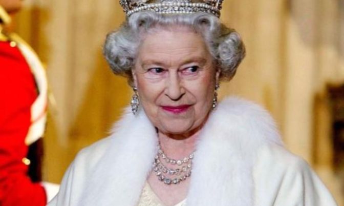عجوز العام ».. الملكة إليزابيث الثانية ترفض اللقب »