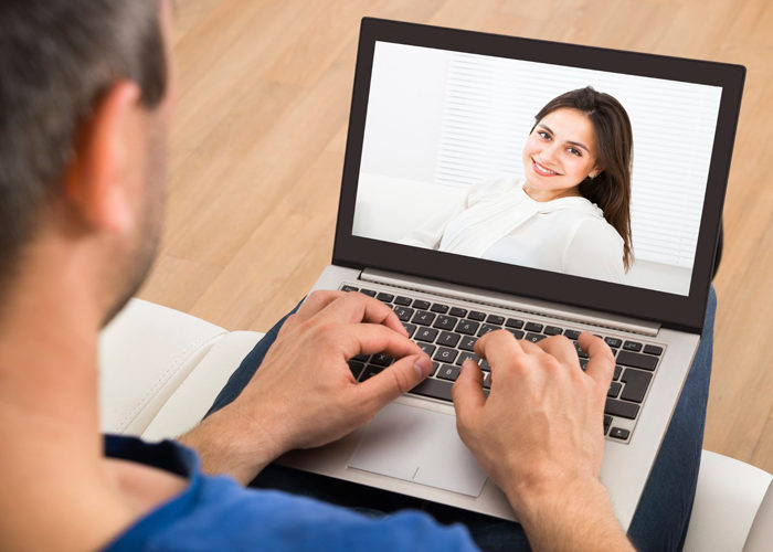 الواقع شيء آخر.. الأزواج الذين يلتقون عبر الإنترنت أكثر عرضة للطلاق من غيرهم