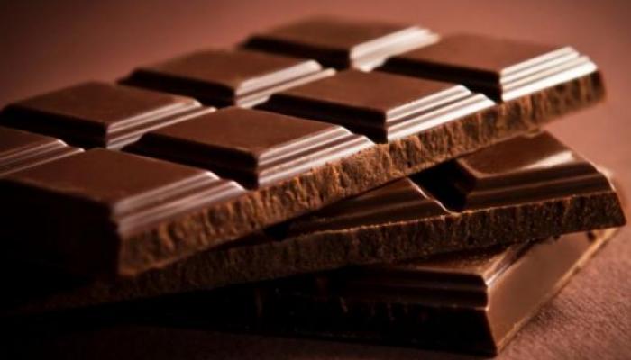 كبار السن.. تناول التفاح والشوكولاتة من أجل صحة جيدة