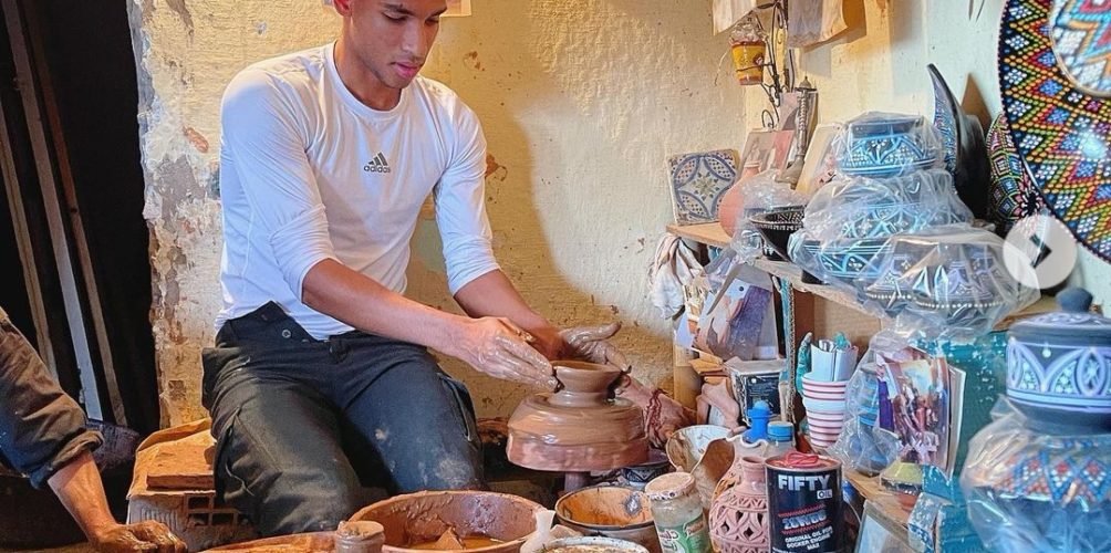 اختار مدينة آسفي لقضاء عطلته.. لاعب التنس الكندي يستمتع بصناعة أواني خزفية