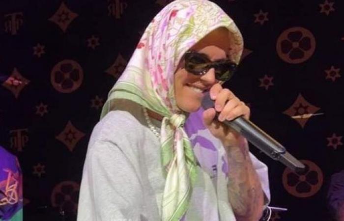 بعد ارتدائه الحجاب في إحدى حفلاته.. المغني الكندي جاستن بيبر يثير جدلا واسعا