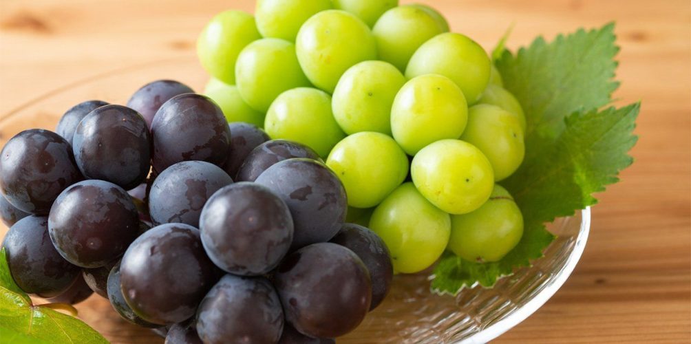 يطيل العمر ويساعد على خسارة الوزن.. دراسة تكشف عن فوائد تناول العنب