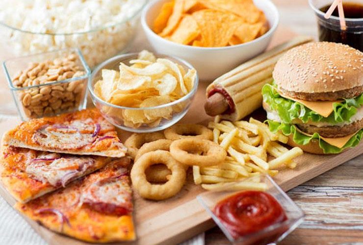 تجنبوا تناولها.. الوجبات السريعة خطيرة على الدماغ وقد تؤدي إلى الزهايمر