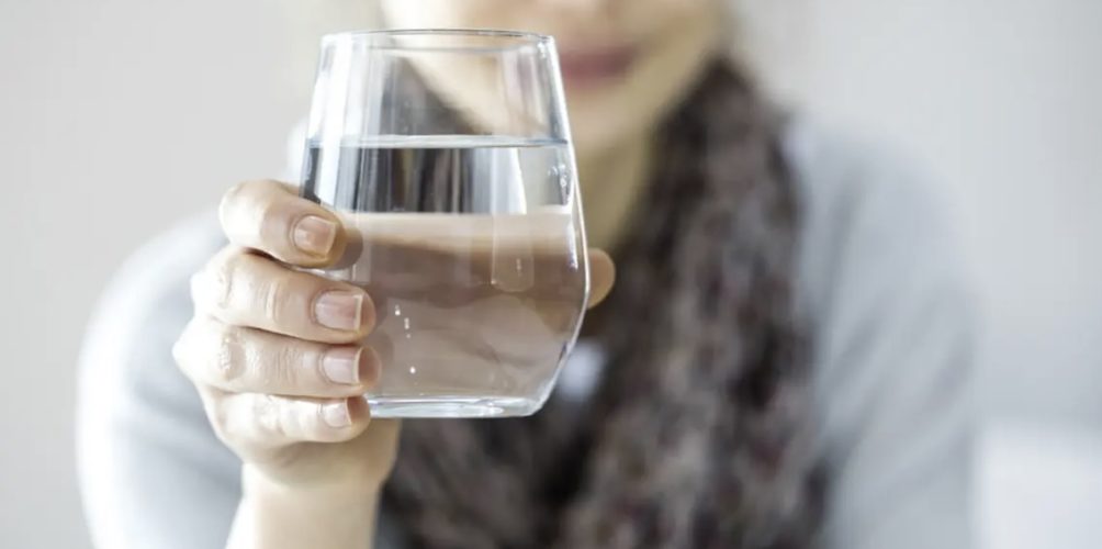 شرب الماء فور الاستيقاظ صباحا.. فوائد مذهلة على الصحة