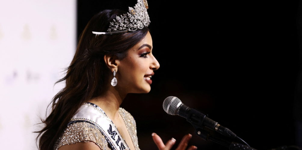 (صور) عمرها 21 عاما.. هندية تتوج ملكة جمال الكون لعام 2021