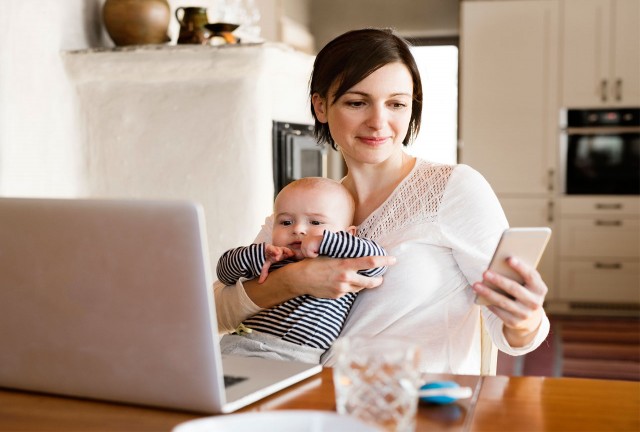 تهديد تنموي كبير.. استخدام الأمهات للهواتف يؤثر على الأطفال