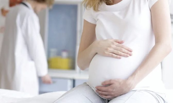 طبيبة تحذر: تناول جرعات زائدة من المكملات الغذائية قد يتسبب في الإجهاض