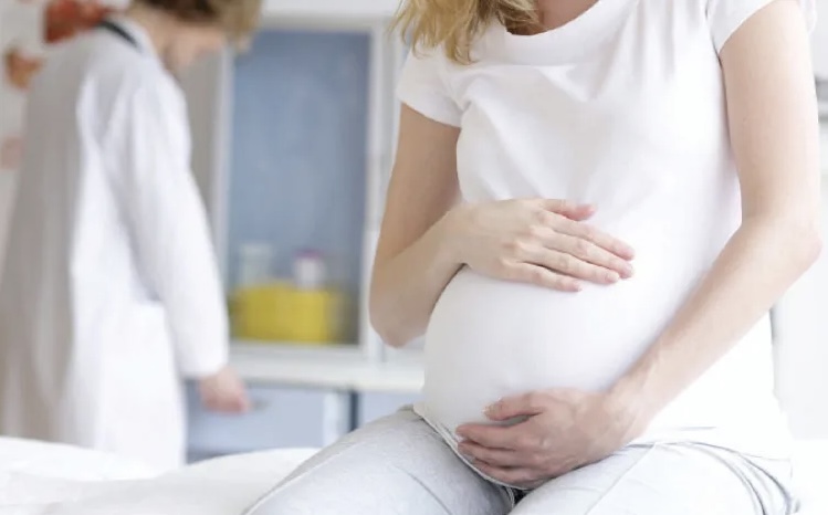 طبيبة تحذر: تناول جرعات زائدة من المكملات الغذائية قد يتسبب في الإجهاض