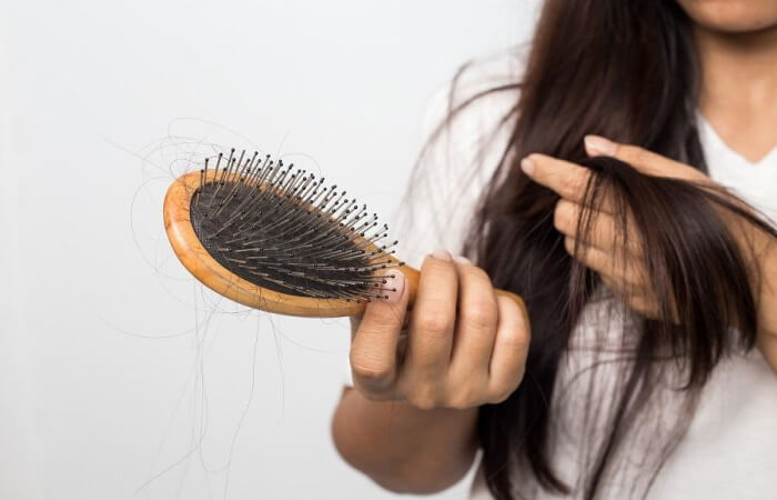 متى يدل تساقط الشعر على مشكل صحي خطير؟.. خبراء يجيبون