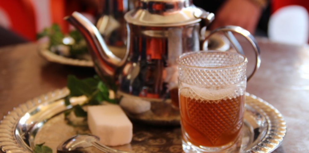 طبيب: شرب الشاي الساخن يضاعف مخاطر الإصابة بالسرطان