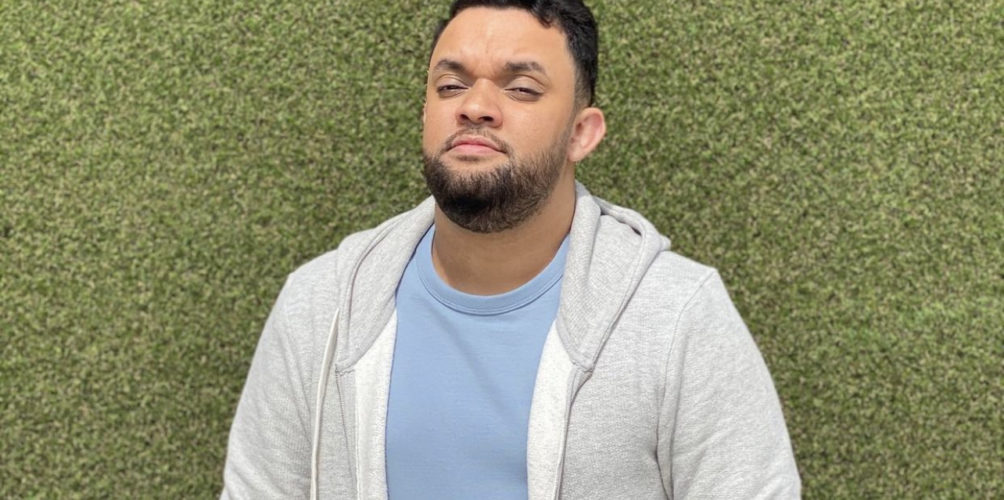 قمة الجهل.. الكوميدي أسامة رمزي يتعرض للتنمر والسب على يد أحد متابعيه