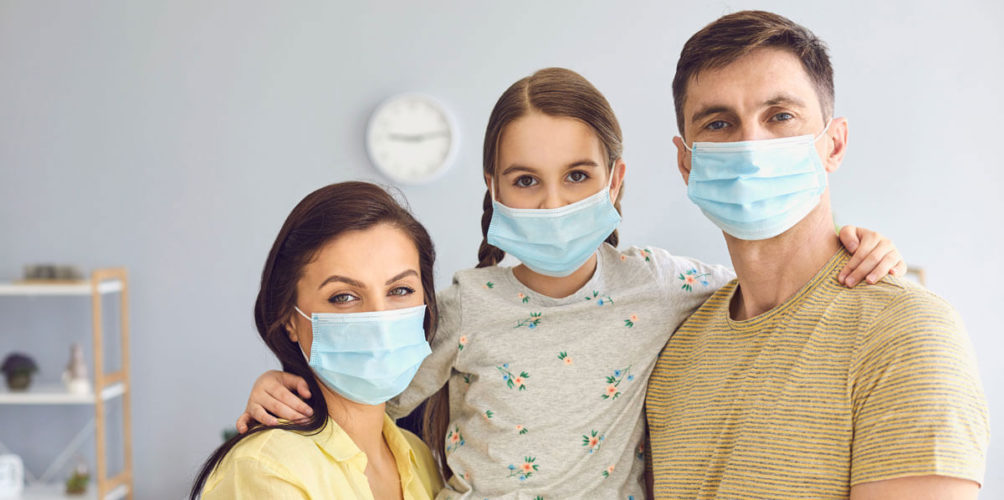 باحثون: الناس يبدون « أكثر جاذبية » وهم يرتدون الكمامات