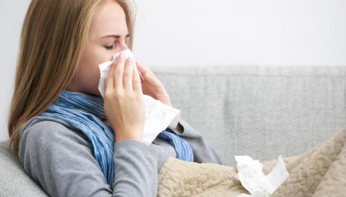 تظهر في اليوم الثاني بعد الإصابة.. 8 أعراض لـ »أوميكرون »