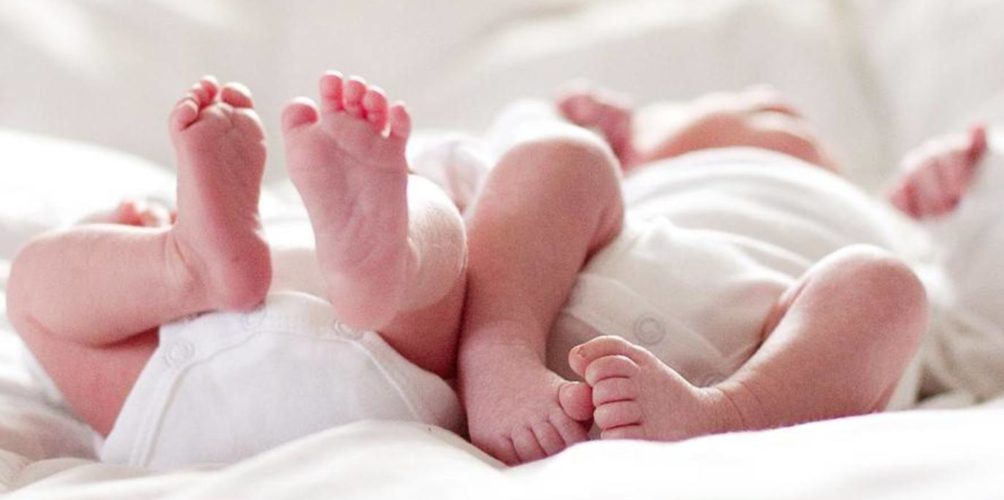 فرصة واحدة من مليونين.. أم تنجب توأما في عامين مختلفين