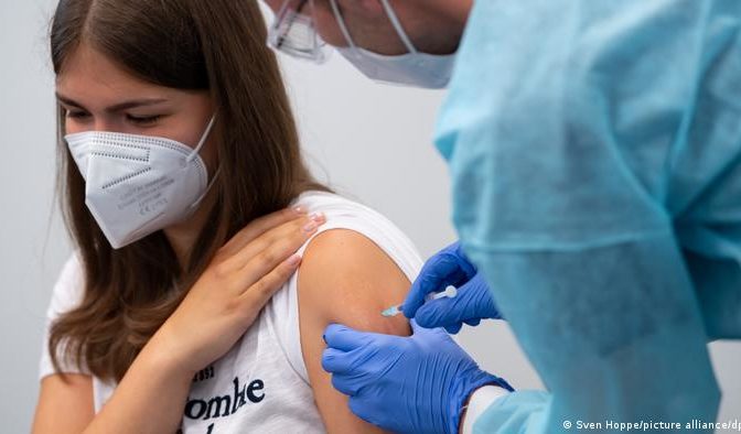دون الجرعة الثالثة من اللقاح.. الجسم لن يكون قادرا على اكتساب مناعة ضد « أوميكرون »