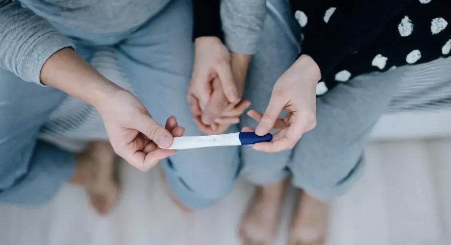 دراسة: التلقيح ضد كورونا لا يقلل من فرص الحمل للأزواج