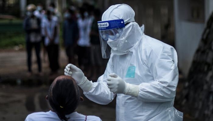 هل سيصاب الجميع بـ »أوميكرون »؟.. خبراء يجيبون