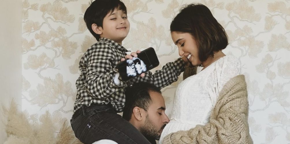 بصور رفقة عائلتها الصغيرة.. روعة بيوتي تعلن حملها بمولود جديد