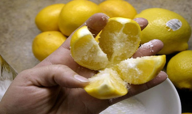 فوائد غير متوقعة لوضع الليمون مع الملح.. دراسة تكشف عن أهميته على الصحة