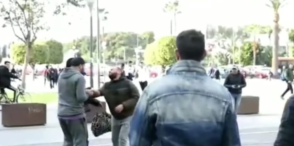 ظهر وهو يصرخ « أمي » في الشارع العام.. فيديو لمحمد الريفي يثير الجدل (فيديو)