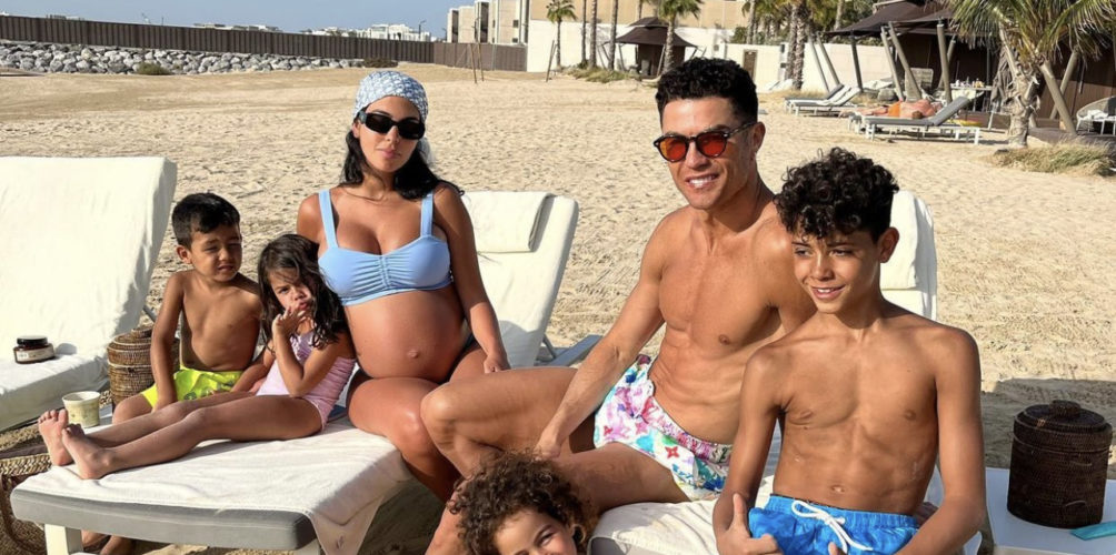 في عيد ميلاده.. جورجينا تهدي رونالدو سيارة فارهة (صورة)