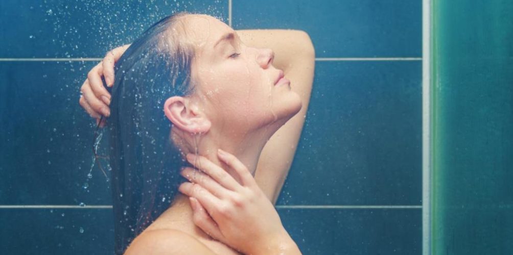 تحمي من الإصابة بالسكتة الدماغية.. دراسات تكشف عن فوائد عادة الإستحمام