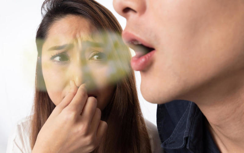 قد تكون خطيرة.. أسباب رائحة الفم الكريهة