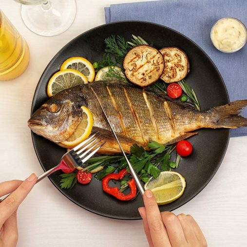 أثناء الحمل.. دراسة تكشف عن فوائد تناول السمك