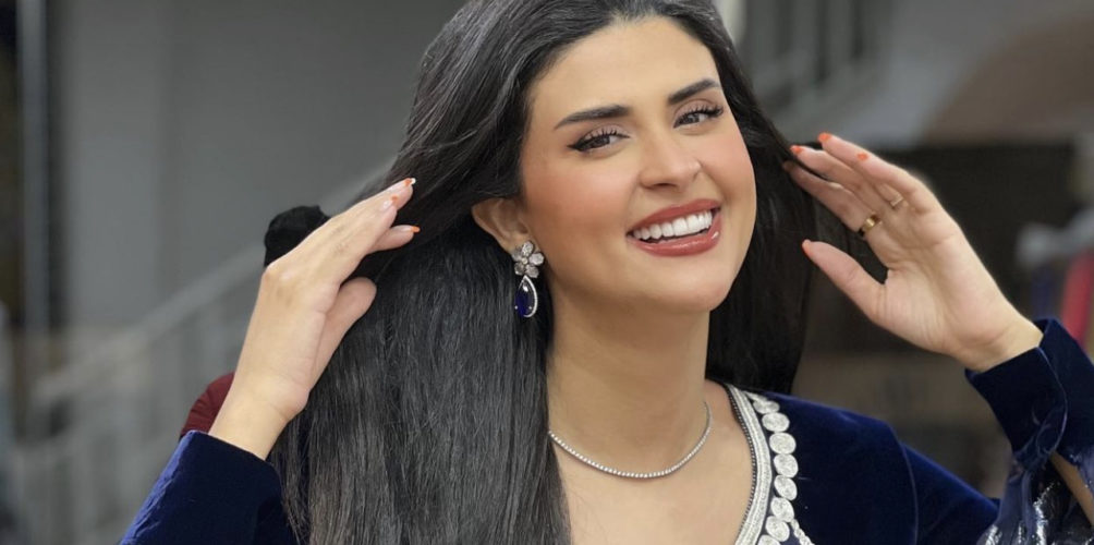 مبادرة نالت إعجاب جمهورها.. سلمى رشيد تفاجىء إحدى معجباتها بحضور حفل زفافها