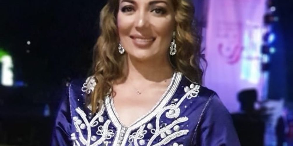 بالزي التقليدي المغربي.. الإعلامية وفاء ميراس تقدم مهرجان الأقصر للسينما الإفريقية بمصر