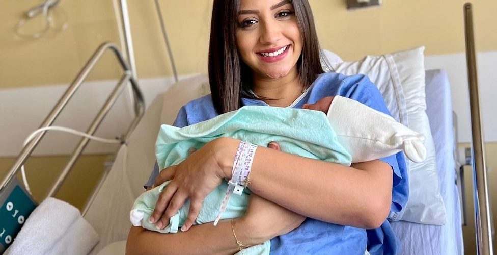 لأول مرة.. المؤثرة مريم أصواب تكشف عن ملامح ابنتها »غنى »
