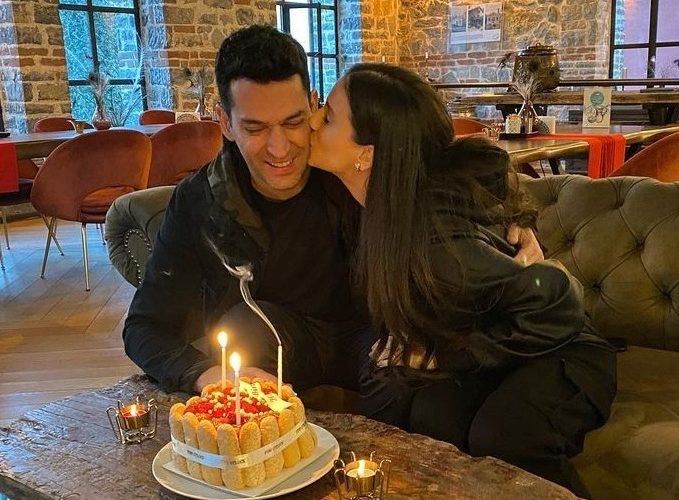 في أجواء رومانسية.. إيمان الباني تحتفل بعيد ميلاد زوجها مراد يلدريم