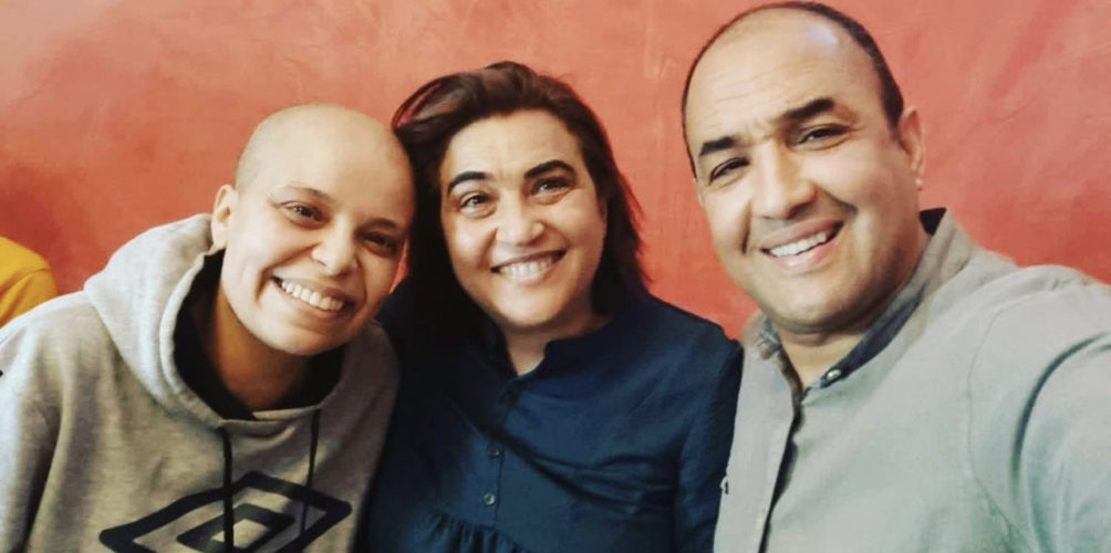 لدعمها.. رشيد الوالي وزوجته يزوران زينب الناجم المصابة بالسرطان في منزلها (صور)