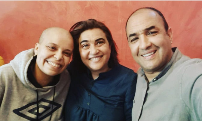 لدعمها.. رشيد الوالي وزوجته يزوران زينب الناجم المصابة بالسرطان في منزلها (صور)