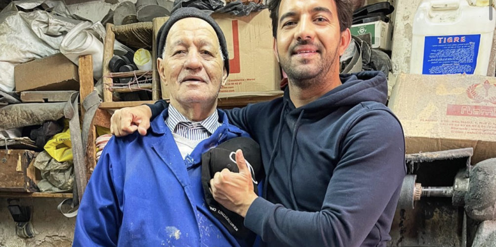 حظيت بإعجاب جمهوره.. صورة عفوية لعمر لطفي ووالده تعكس الانسجام الكبير بينهما