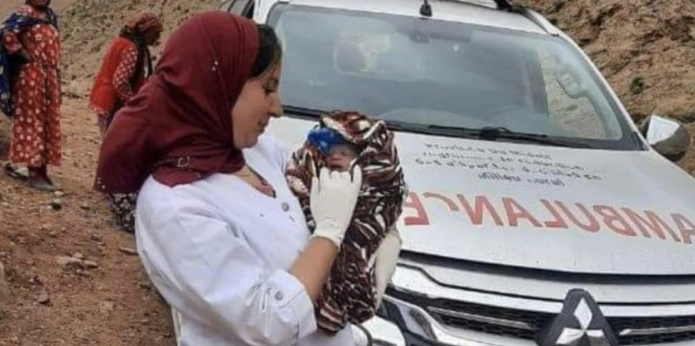تدخل بطولي.. مولدة شابة رفقة فريق للإسعاف ينقذون امرأة حامل بإميلشيل