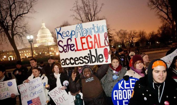 إلغاء حق الإجهاض في أمريكا.. فنانات يعبرن عن استيائهن