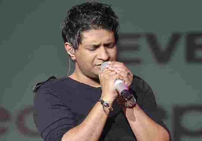 أصيب بالعياء أثناء حفل موسيقي.. وفاة مغني هندي شهير