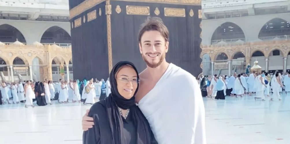 بعد إحيائه حفلا في جدة.. لمجرد ووالدته يؤديان مناسك العمرة (صورة)