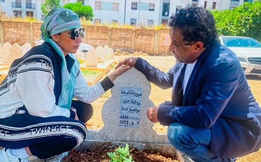 بعد وفاة والدته.. الشاب خالد يزور قبرها وينعيها بكلمات مؤثرة (صورة)