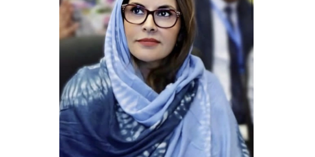 بالملحفة الصحراوية.. فاطمة خير تخطف الأنظار في الداخلة (صورة)