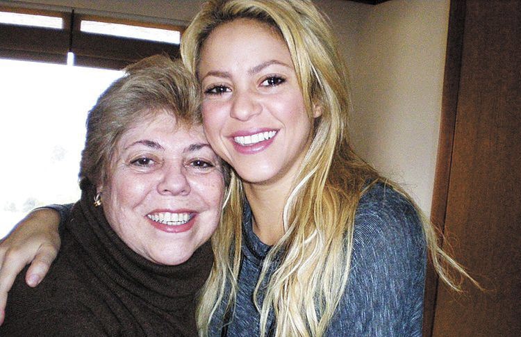 لا تريد انفصالها عن بيكيه.. شاكيرا غاضبة من تصريحات والدتها