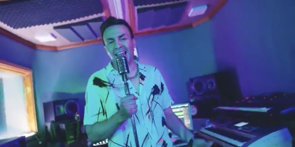 بلون الراي.. حاتم إدار يزيل الستار عن جديده الفني « عشاق ملال » (فيديو)