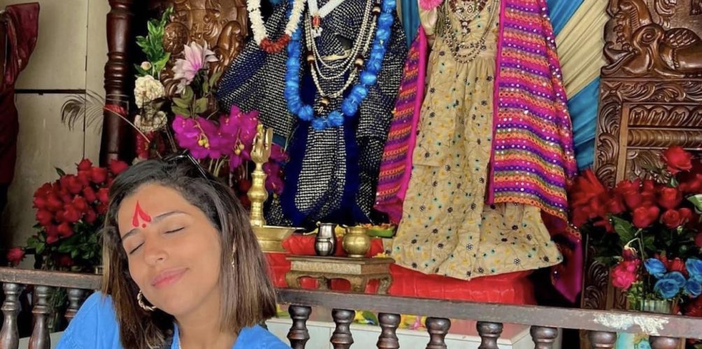 دارو من الحبة قبة.. رجاء بلمير تتعرض لانتقادات لاذعة بسبب صورة قرب تمثال بوذي