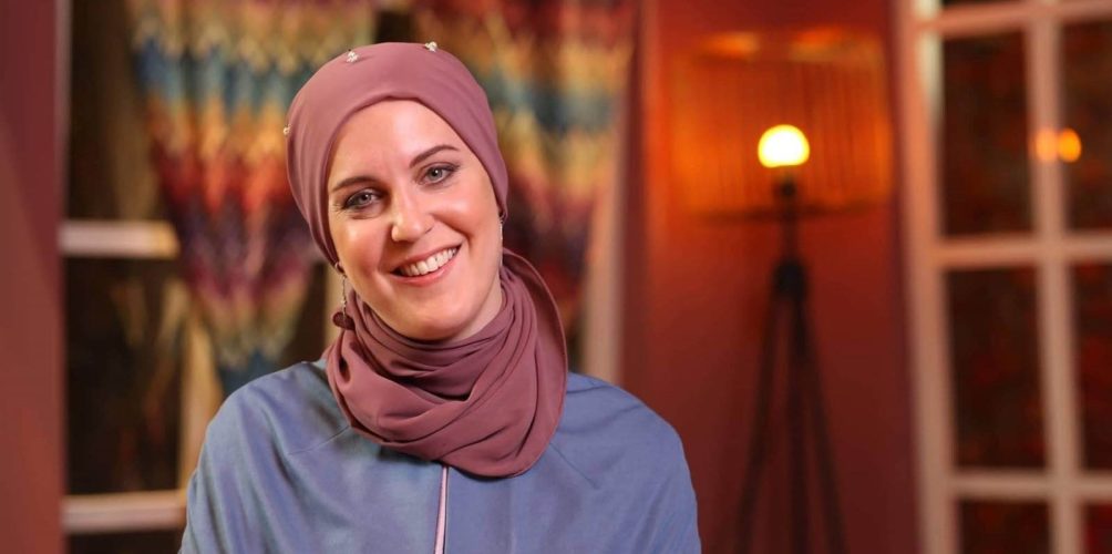 بعد اعتناقها الإسلام.. المطربة الإنجليزية سلوى لورين تبدع في أغنية « طلع البدر علينا »