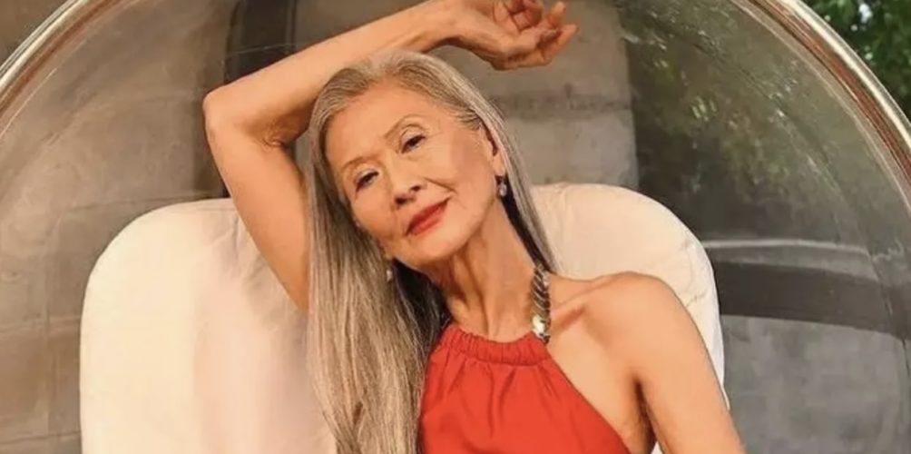 العمر مجرد رقم.. عارضة أزياء بعمر الـ 71 تخطف أنظار رواد مواقع التواصل الاجتماعي (صور)