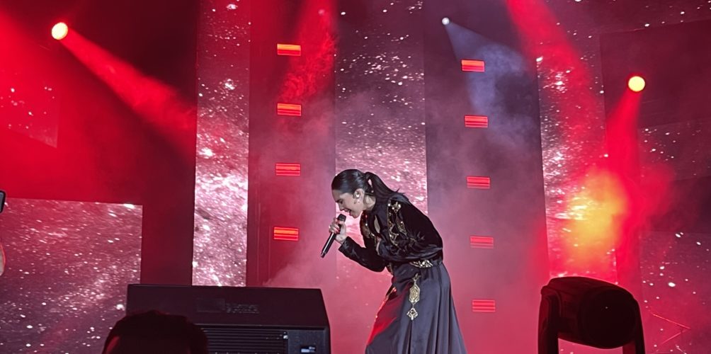 على منصة مهرجان « حفلات الرباط عاصمة الثقافة ».. منال بنشليخة تغني للنساء المعنفات