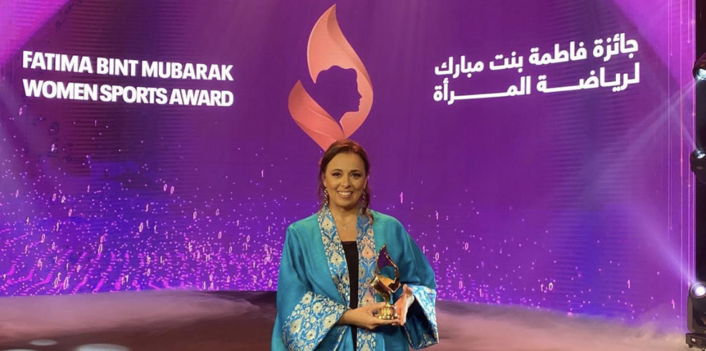 فخر للمرأة المغربية.. عزيزة نايْتْ سِّي باها تفوز بجائزة أفضل إعلامية تخدم قضية الرياضة النسوية