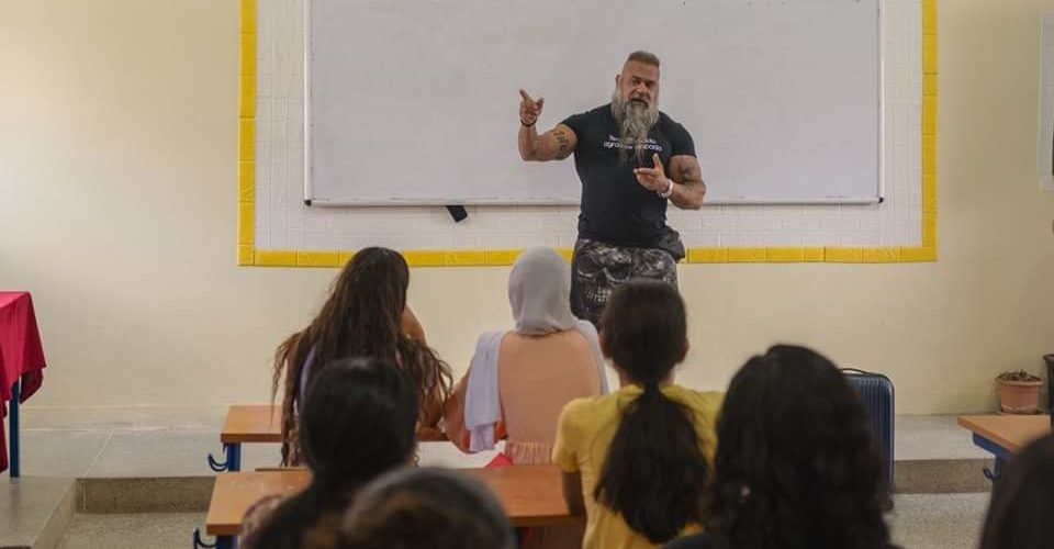 زار مؤسسة تعليمية وحضر في مهرجان الطفولة.. بطل “لا كاسا دي بابيل” في شفشاون (صور)